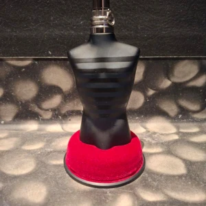 Jean Paul Gaultier Ultra Male parfym - Jean Paul Gaultier Ultra Male parfym i den ikoniska flaskan formad som en manlig torso i matt svart. Det har använts 18ml utav 125ml.