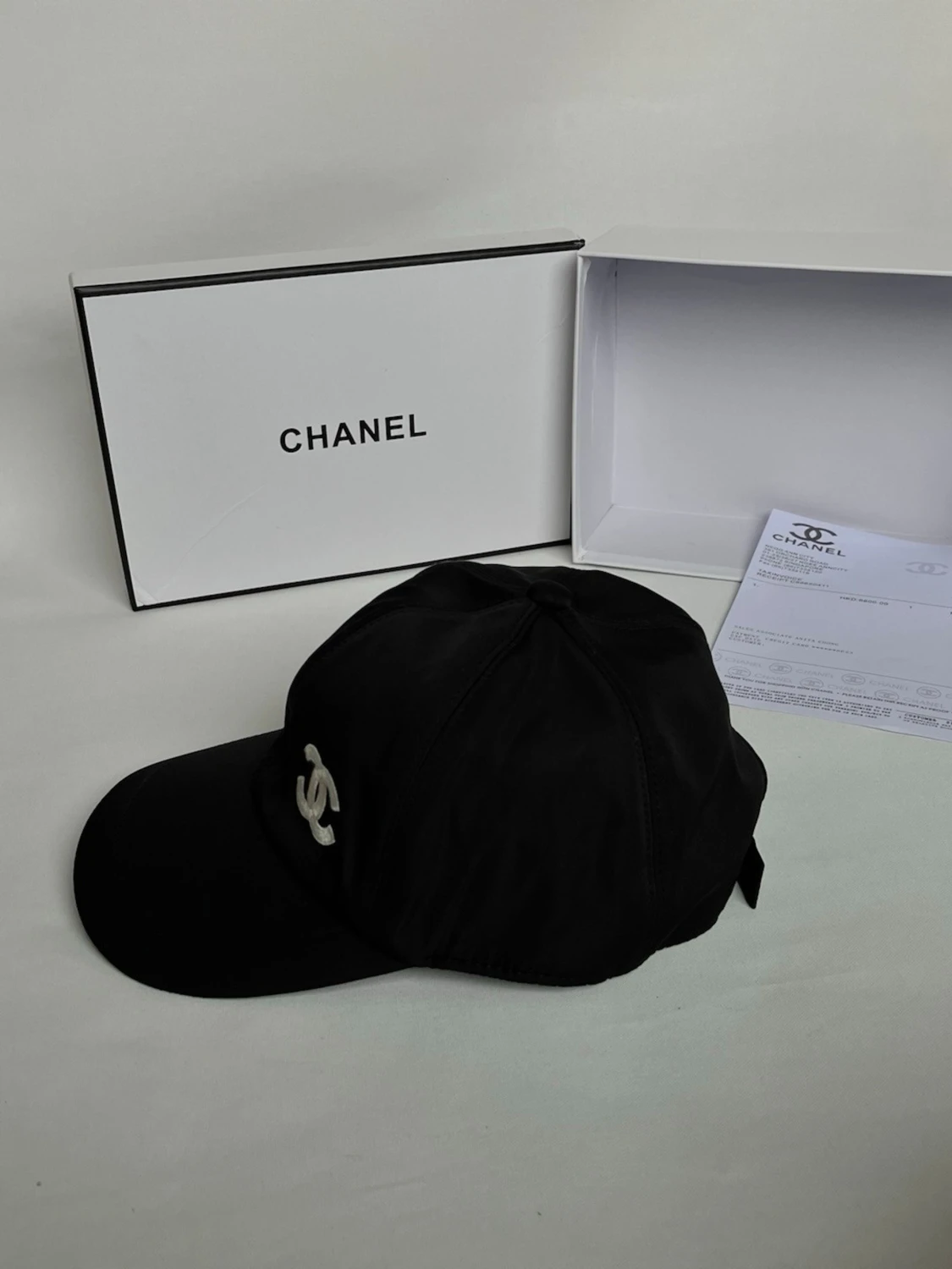 Svart keps från Chanel med logga - 1