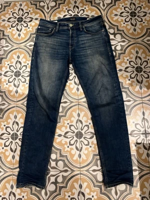Mörkblå raka jeans - Säljer ett par Jack & Jones jeans modell tapered/Mike storlek W32 L34 skick 8/10
