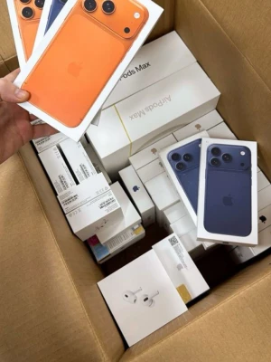 iPhone 17 pro max  - Säljer iPhone 17 PRO max  i snygga färger, orange och blå. Telefonerna har Apples klassiska design med rundade hörn, glasbaksida och dubbla kameror på baksidan. Perfekt för dig som vill ha en modern och stilren mobil från Apple.