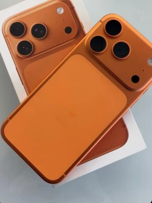 iPhone 17 pro max 512GB - Snyggt orange mobilskal med MagSafe-funktion, designat för att passa iPhone med tredubbel kamera. Skalets yta är matt och har en stilren look som ger mobilen ett modernt uttryck. Perfekt för dig som vill sticka ut med en färgstark accessoar.