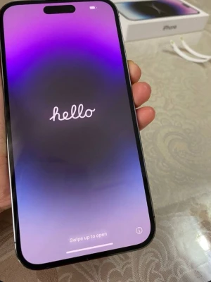Iphone 17 pro max  - Säljer två iPhone 17 Pro max, en i svart och en i blått. Telefonerna har elegant design med rundade hörn, glasbaksida och metallram. Båda har tre kameror på baksidan och levereras med laddningskabel och originalkartong. Perfekt för dig som vill ha en snygg och kraftfull mobil.