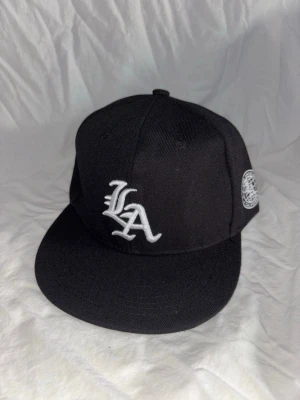 LA keps - ✦ Helt ny 🆕 ✦ Justerbar ✅ ✦ One size 👤 ✦ Snabb frakt 🚚 ✦ Frågor eller fler bilder? Skriv 📩