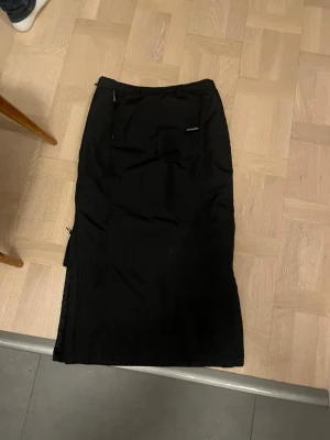 Thermo kjol  - Säljer en svart kjol i thermomaterial. Storlek 36, passar 170 