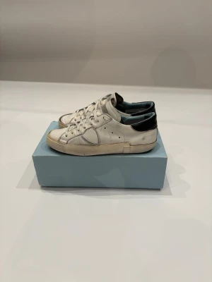 Philip modell - Säljer ett par Philip modells i storlek 41, box ingår. Hör av dig vid minsta fråga eller liknanden!