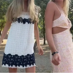 Vit och marinblå virkad kortklänning - Supersöt klänning som passar perfekt till sommaren!❤️☀️