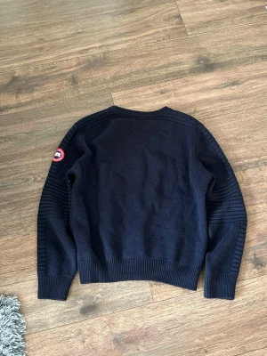Canada goose Shirt Blå - Blå canada goose tröja, Sitter lite mindre än M men inte riktigt small heller, typ i mitten. Jättevarm. Väldigt skön tröja. Liten tråd som sticker ut i mitten men den kan enkelt tas bort. 