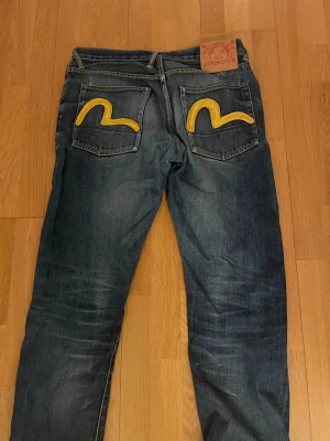 vintage evisu jeans - evisu jeans vintage från 2006 köpta för 3000kr då, står ingen storlek på lappen men skulle gissa M ungefär, skriv vid frågor eller fler bilder på jeansen