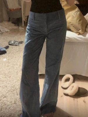 Manchester byxor - Blå manchesterbyxor från Zara i storlek S, endast använda 2 gånger. Köpt för några månader sen☺️