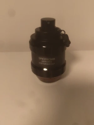Spicebomb Infrared parfym Viktor & Rolf 50ml - Spicebomb Infrared från Viktor & Rolf är en parfym i en mörkröd och svart flaska med en unik, granatinspirerad form. Flaskan är tillverkad av glas och har en metallisk detalj med säkerhetssprint. Svårt att ta bild men det är ca 40ml kvar. Ingen kartong. 