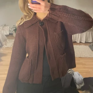 Brun stickad kofta med fickor - Superfin vinröd kofta från Zara!❣️ perfekt nu till våren. Storlek S men passar även XS. Omsydd och finns därför inte att köpa 💫 aldrig använd!