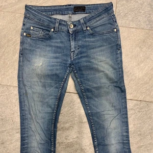 Blå jeansbyxor - Säljer nu dessa riktigt feta tiger of Sweden jeans! De är i färgen blå och sitter slim. Jeansen sitter som 28/29W och 32L. Säljer de för endast 199! Vid minsta lilla fundering så är det bara att höra av sig!Priset är förhandlingsbart.