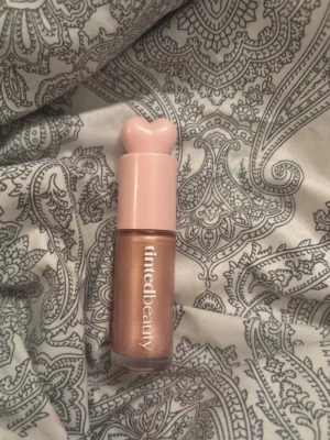 TintedBeauty flytande highlighter, shade radiant - Flytande highlighter från TintedBeauty i en skimrande guldig nyans. Förpackningen har ett gulligt lock i ljusrosa med hjärtformad topp. Perfekt för att ge glow till ansiktet. Smidig att applicera tack vare den kompakta storleken. För fler bilder/information skriv gärna, priset kan justeras 🤗❤️
