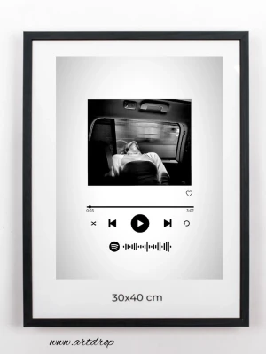 Tavla med musikspelare och foto - Stilren tavla, med svartvitt foto av person i bil och design som liknar en digital musikspelare. Tavlan har även en Spotify-kod och minimalistiska ikoner under bilden. Perfekt som personlig inredningsdetalj.