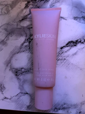 Kylie Skin Ansiktsscrub - Scrub till ansiktet 🩷