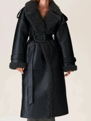 SÖKER strl XS - SÖKER en sån här jacka i storlek XS.