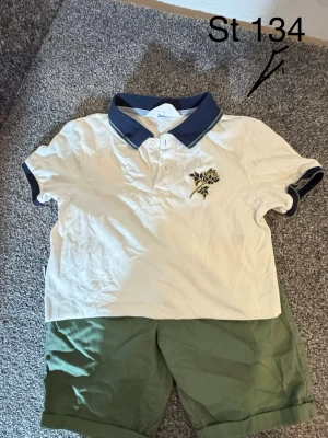 Gröna shorts i bomull - Snygga gröna shorts i bomull med klassisk passform. Perfekta för varma dagar och enkla att matcha med olika toppar. Shortsen har en enkel design utan synliga detaljer och är sköna att bära.