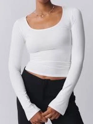 Vit u-ringad tröja - Super fin u-ringad tröja ifrån Gina tricot i storlek S. Använd väldigt fåtal gånger så i nytt skick ungefär. 💕💕