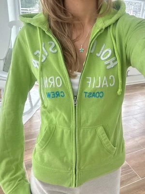 Hollister zip - En zip från Hollister i storlek S. Jag fraktar inom 24h, frakt med PostNord prioriteras. Se liknande plagg i min profil!