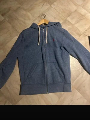 Polo Ralph Lauren zip - En blå Ralph Lauren zip i fint skick. Storlek M kan passa S