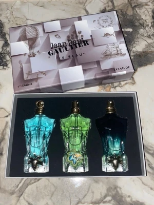 Jean Paul Gaultier Le Beau parfymset 3x40ml - Säljer ett exklusivt parfymset från Jean Paul Gaultier 'Le Beau' med tre flaskor i form av manliga torsos. Färgerna är turkos, grön och mörkblå, alla med gulddetaljer. Flaskorna rymmer 40 ml vardera och kommer i en snygg presentförpackning.