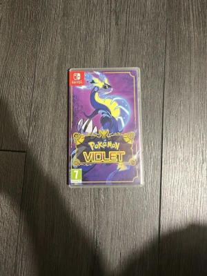 Pokémon Violet till Nintendo Switch - Pokémon Violet är ett rollspel till Nintendo Switch med ett lila fodral och färgstark omslagsbild. Spelet bjuder på en öppen värld fylld av äventyr och nya Pokémon att fånga. Perfekt för dig som gillar strategi och utforskning.