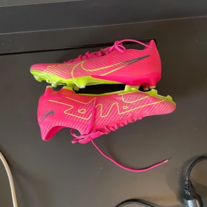 Nike fotbollsskor  - Tja! Säljer dessa knappt använda fotbollsskor dem kostar runt 1800 nya. Säljer för ett bra pris och priset är inte hugget i sten, har du en minsta fråga så är det bara att skriva!😃