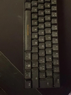 Svart DELTACO GAMING tangentbord - Kompakt svart tangentbord från DELTACO GAMING med nordisk layout och mekaniska tangenter. Tangentbordet har USB-C-anslutning och tydliga vita tecken på knapparna. Perfekt för gaming eller arbete vid datorn. Lyser också när de är på!