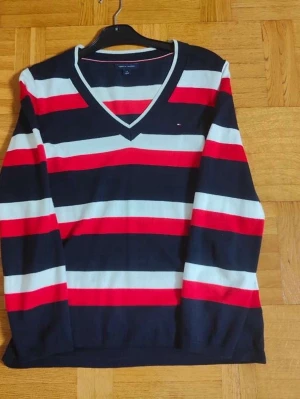 Tommy Hilfiger Långärmad  - Elegant top från varumärket Tommy Hilfiger för kvinnor. Storlek L, Nytt skick utan några skador/slitningar. Köpt för 799 kronor. Hör av er vid intresse/frågor. PRIS KAN DISKUTERAS!