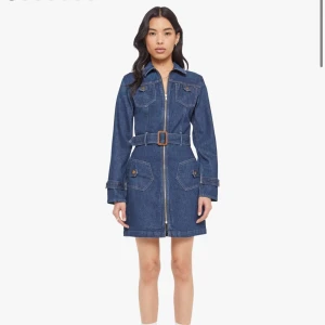 Mörkblå jeansklänning med bälte - Snygg mörkblå jeansklänning med långa ärmar, markerad midja och bälte. Klänningen har dragkedja framtill, fickor med lock och klassisk krage. Perfekt för dig som gillar en cool och tidlös stil. (Passar S). Helt ny! Aldrig använt. 