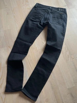 NUDIE JEANS - Ett par feta nudie i 29/32 men passar som 28/30. Fet grå wash och fint skick! PRISET ÄR EJ HUGGET I STEN! Har ni frågor eller funderingar så får ni gärna höra av er!