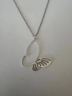 Halsband fjäril - Halsband som inte är i äkta silver/guld. Kedja är oftast 50cm men kan ibland komma i 45cm. Kedja är rostfritt stål, berlock oftast i zinklegering men kan även det i vissa fall vara rostfritt stål. Be gärna om mått på berlock om detta är viktigt då bilderna är missvisande när det gäller hur stora dom är! 🌹❤️  Allt är nytt.  Bud accepteras inte 🥰🌹