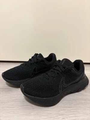 Nike running shoes - NIKE REACT INFINITY RUN FLYKNIT 3 Malli: DD3024-005 Koko: 36,5 Ovh: noin 169e Neutraali askellus