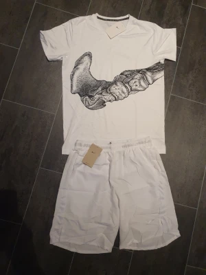 Nike short set bone swoosh - Jätte fin perfekt nu till sommaren, storlek L men passar även M. Den har elastisk midja som gör det mycket skönare. Den har en liten fick på baksidan.