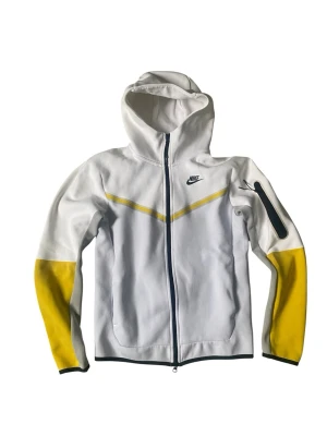 Vit och gul nike tech fleece - Helt ny nike tech. Storleken är XS men passar mer som S
