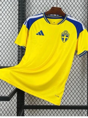 Svenska landslagets fotbollströja Adidas - Gul och blå fotbollströja från Adidas med Sveriges landslagsemblem på bröstet. Tröjan har korta ärmar, blå detaljer på axlar och ärmslut samt rund halsringning. Tillverkad i lätt och ventilerande material, perfekt för träning eller match.