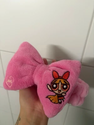 Powerpuff make up band  - Super fint makeup band med karaktären ”blossom” på. Aldrig använt. Jätte mjukt😍 perfekt att ha när man sminkar sig eller gör hudvård 🫶🏻