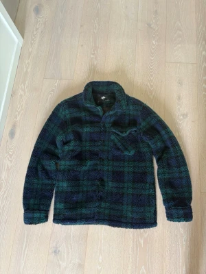 Pull & Bear  - En riktigt snygg overshirt i teddy material. Storleken är M. Hör av dig vid eventuella frågor och funderingar!