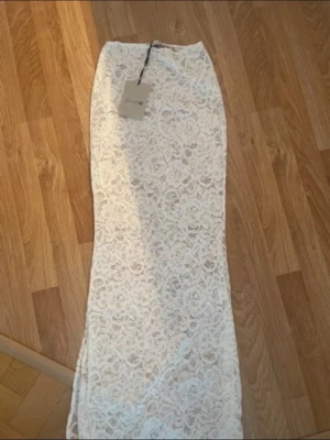 Spets kjol från Design by si - Vit spets kjol från design by si, aldrig använd endast testad 🥰 storlek xs/s