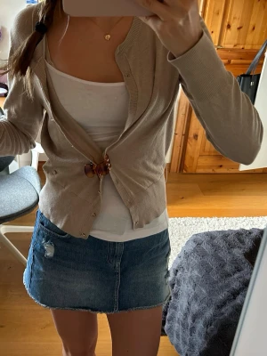 Beige kofta - Stilren beige kofta i mjukt stickat material med långa ärmar och ribbade muddar. Jättemjuk och skön, perfekt att ha i sommar💖