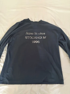 Acne studios long sleeve - Säljer en Acne Studios long sleeve i storlek S. Tröjan är i mycket fint skick utan några defekter eller anmärkningar.  Köpt via Vinted av tidigare ägare. Kvitto finns tyvärr inte, så jag kan inte garantera att den är äkta. Säljs därför enligt bilder och egen bedömning.  Hör gärna av dig vid frågor eller bud!