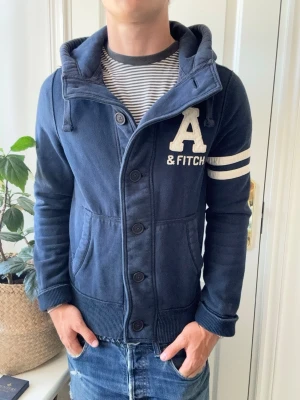 Abercrombie and fitch cardigan  - Abercrombie and fitch cardigan, Inga defekter! Modellen i bilderna är 180 cm 75 kg och bär Storlek S , Kom med frågor! 🌟 (Kan gå ned i pris vid köp av paket 😉) 