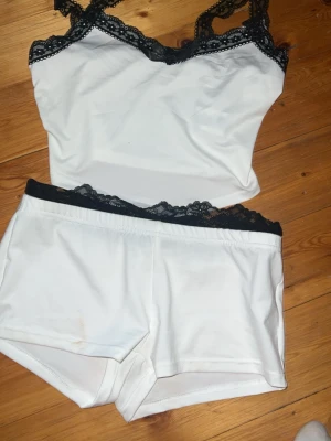 Skönt vitt sett  - Skönt tajt sett me short å ett lite kortare linne. Även här bara använt 1 gång. Korta korts å kort linne