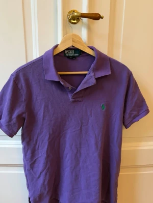 Lila pikétröja från Ralph Lauren - Skön sommar piké