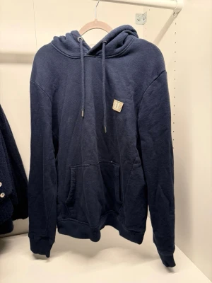 Les Deux hoodie - Les Deux hoodie i relativt bra skick några små skavanker. Nypris ligger på runt 1000kr om ni har några frågor eller funderingar är det bara att fråga