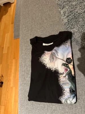 Philip Plein Kvitto Nk finns - Snygg Philip Plein t shirt som är använd max 5 gånger. nypriset är 5700kr, men jag köpte den på 70% rabatt på nk. Kvitto går att få fram!