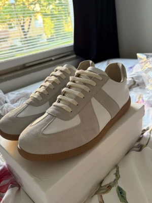 Vita och beige sneakers med mockadetaljer - Säljer dom pågrund av att dom inte riktigt var min stil och pris kan diskuteras!
