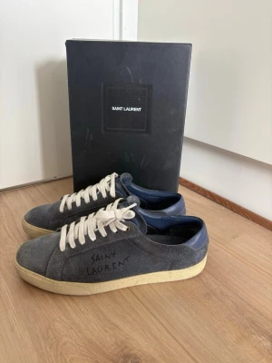 Saint Laurent skor  - Säljer ett par Saint Laurent skor som är i storlek 41 men sitter mer som 42! Kvitto medföljer vid köp! En liten defekt inne i ena hälen men inget som känns eller syns! Hör hörna av dig vid frågor! 