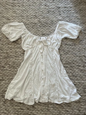 Vit off shoulder sommarklänning - Jättegullig sommarklänning som kan vara off shoulder om man vill, annars kan man ha ärmarna uppe på axlarna 💕 Man knyter den där fram och den är mellan s och xs