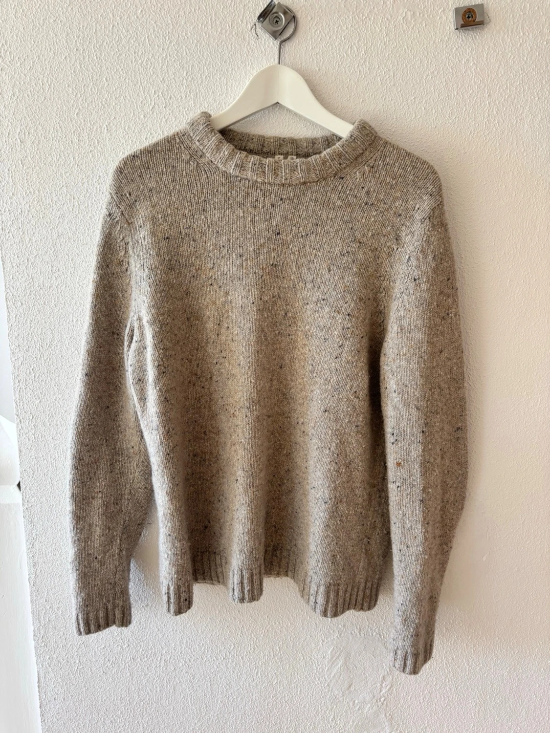 Beige stickad tröja med rund hals från arket 